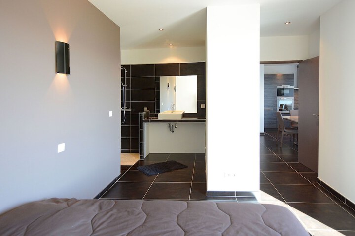 Room 2 of 40