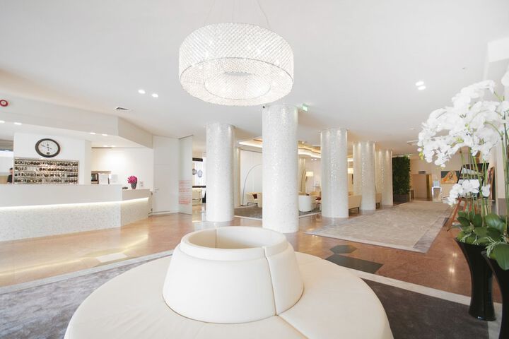 Entrance & Lobby
