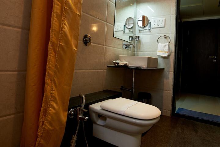 Room 32 of 51
