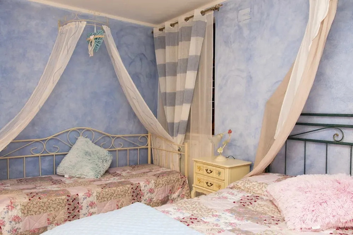 Room 4 of 12