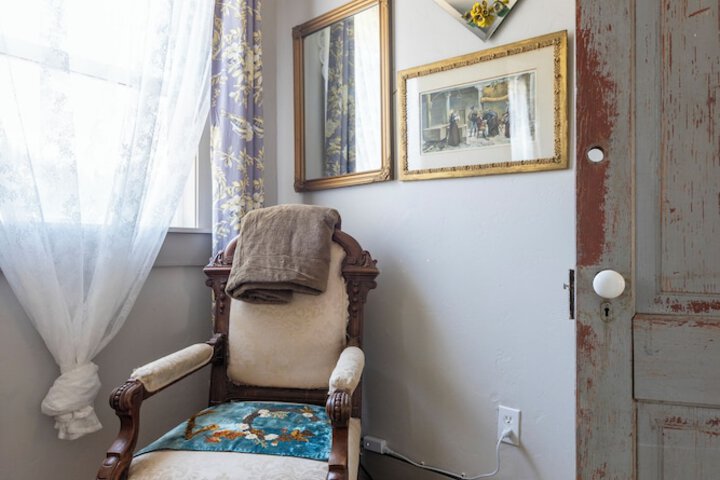 Room 85 of 143