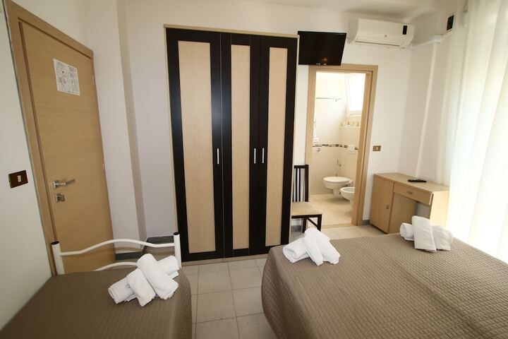 Room 9 of 119