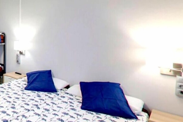 Room 13 of 32