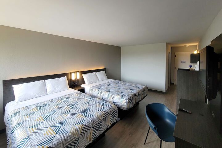 2 Queen Beds (11 of 12)