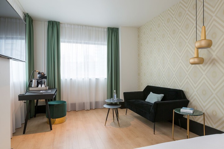Room 25 of 98
