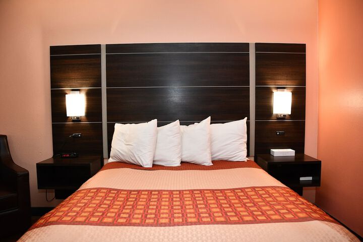 1 Queen Bed (8 of 9)