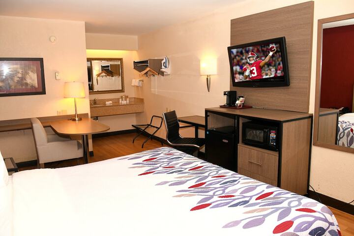 1 King Bed (7 of 17)