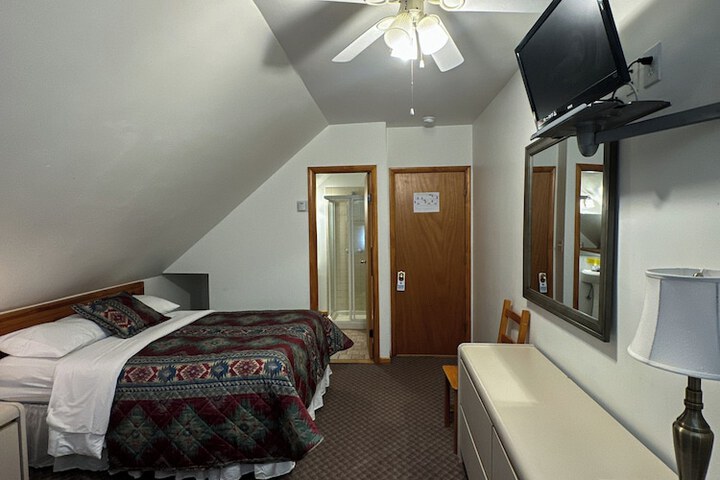 Room 23 of 100