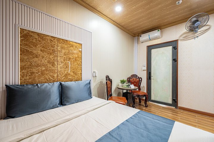 Room 8 of 33
