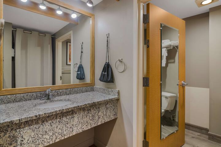 2 Queen Beds High Speed Internet Accessible Microwave, Refrigerator Full Breakfast (8 of 16)