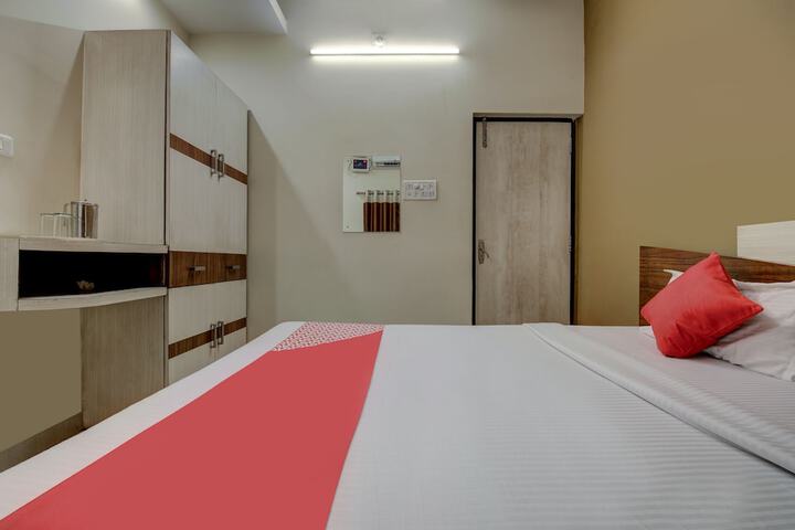 Room 6 of 8