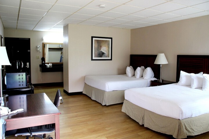 1 Queen Bed (10 of 16)