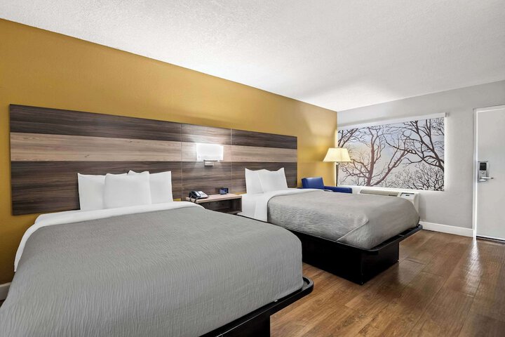 2 Double Beds (3 of 7)