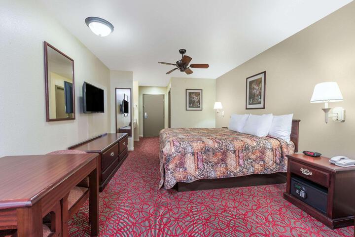1 King Bed (4 of 9)