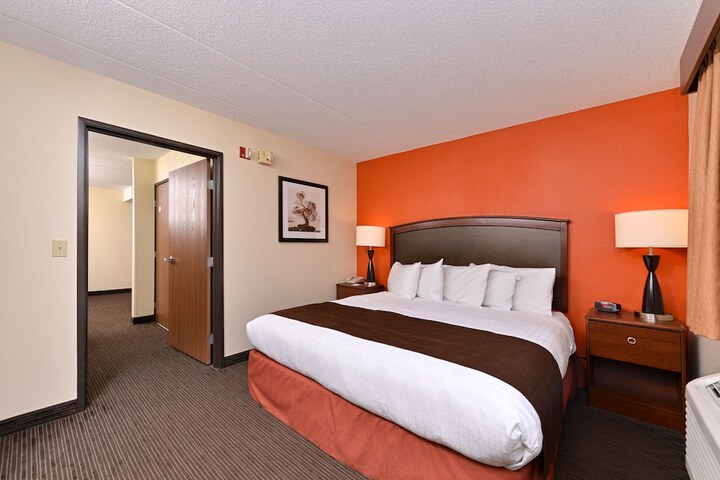1 King Bed (2 of 14)
