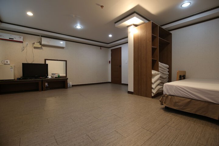 Room 27 of 53