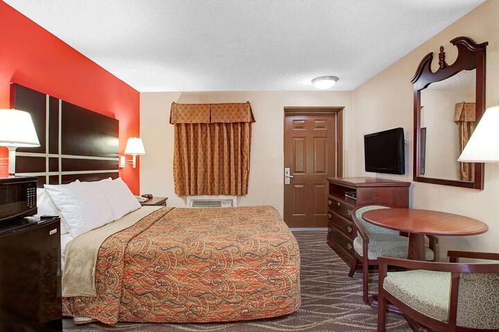 1 King Bed (2 of 9)