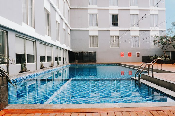 Hotel with Pool