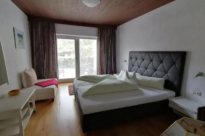 Room 2 of 18