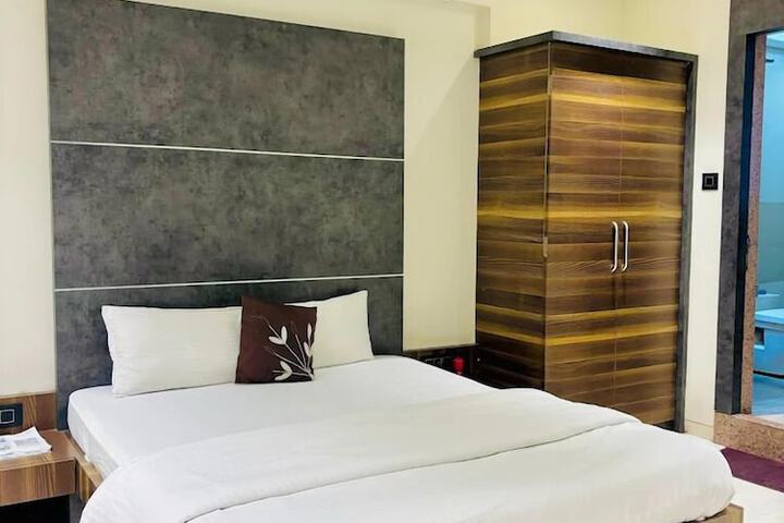 Room 4 of 7