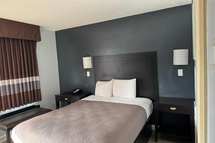 1 King Bed (5 of 6)