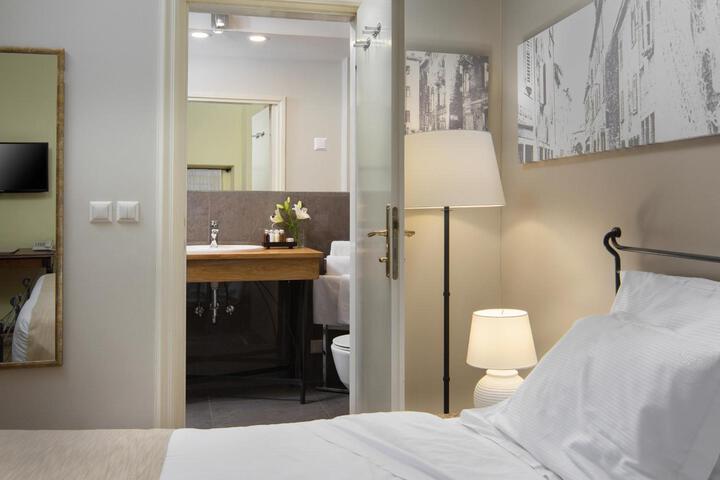 Room 21 of 102