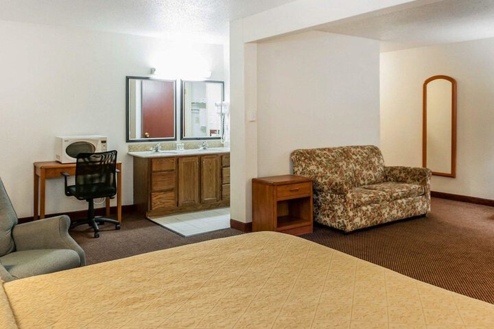 1 King Bed (13 of 13)