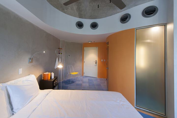 Room 4 of 68