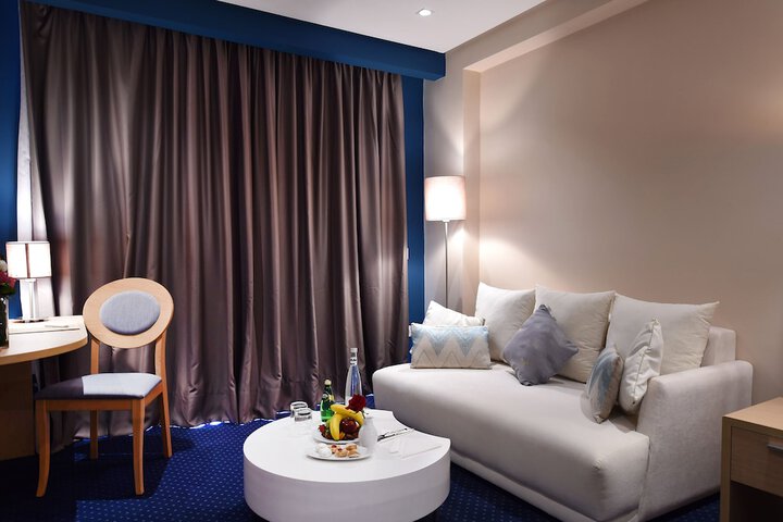 Room 12 of 37