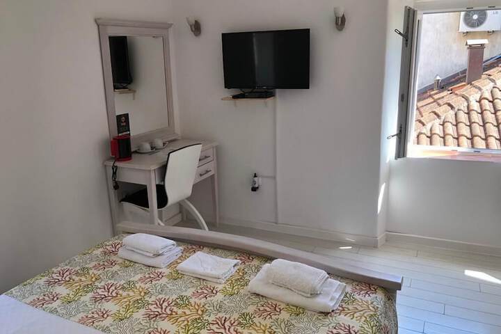 Room 2 of 75