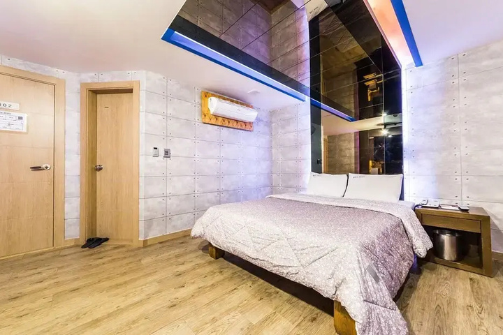 Room 21 of 42