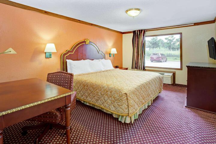 1 King Bed (4 of 8)