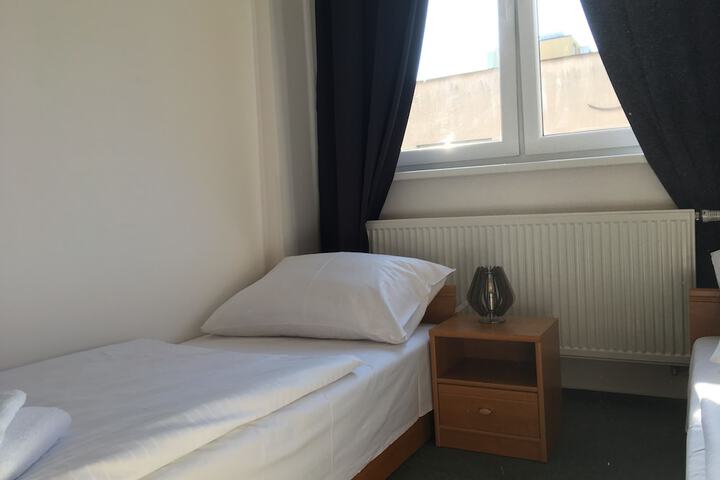 Room 7 of 106