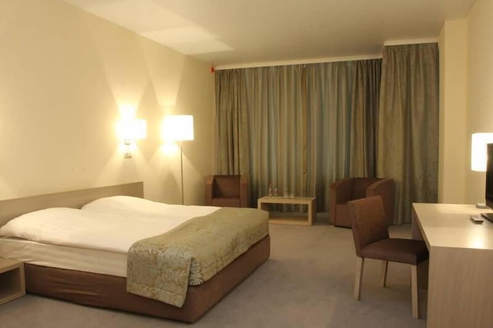 Room 5 of 76