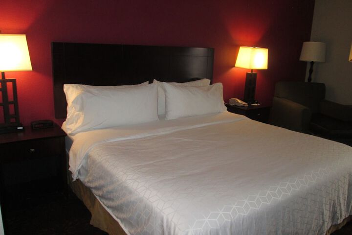 1 King Bed (10 of 32)
