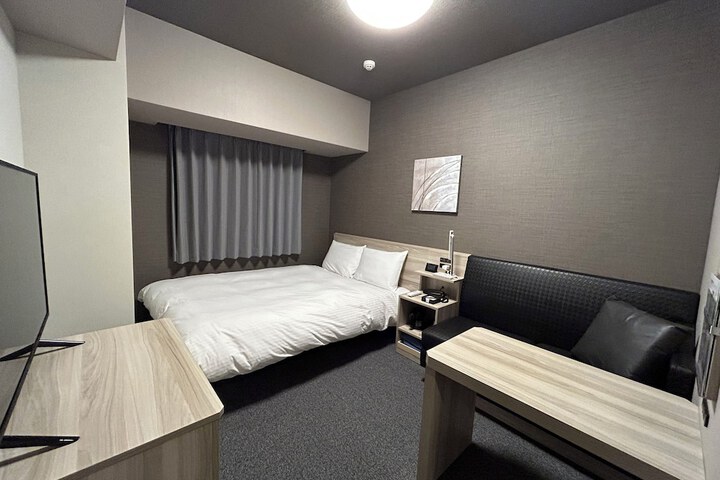 Room 6 of 28