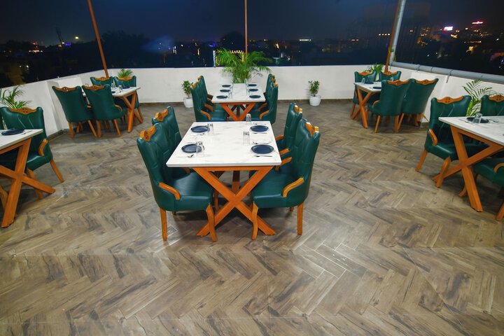 Dining 40 of 48