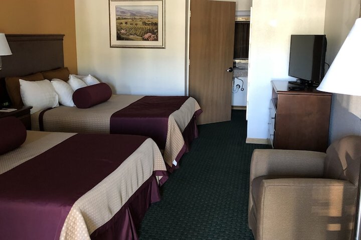 2 Queen Beds (8 of 12)