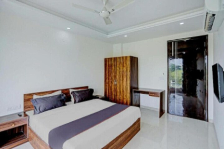 Room 14 of 18