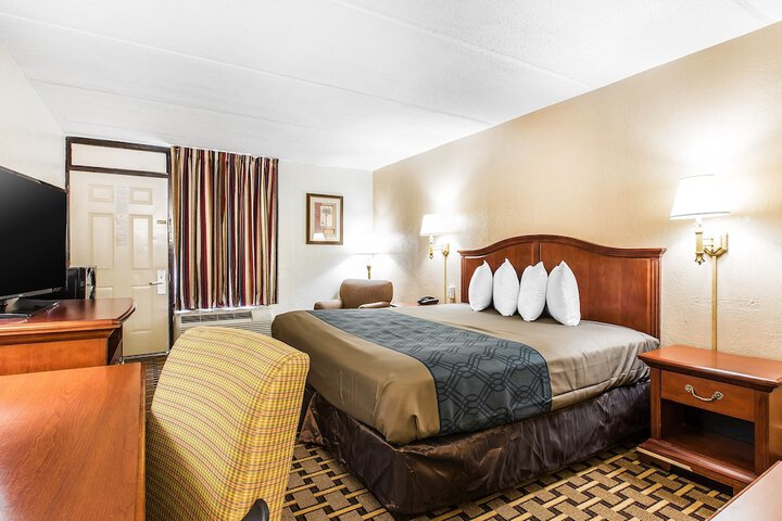 1 King Bed (7 of 10)