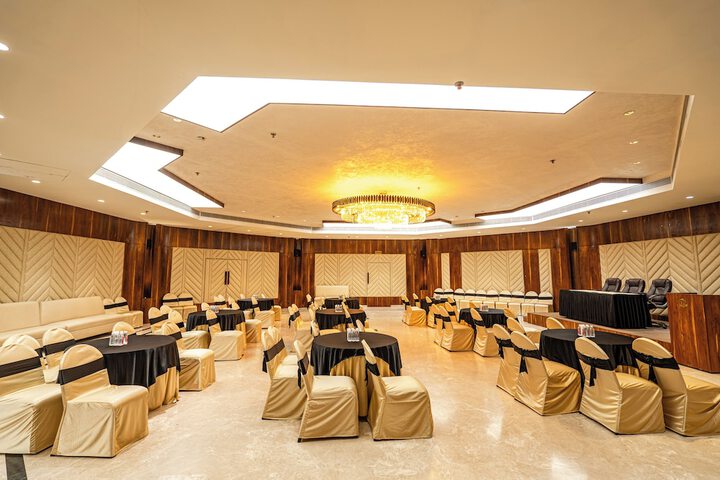 Ballroom/Hall 54 of 64
