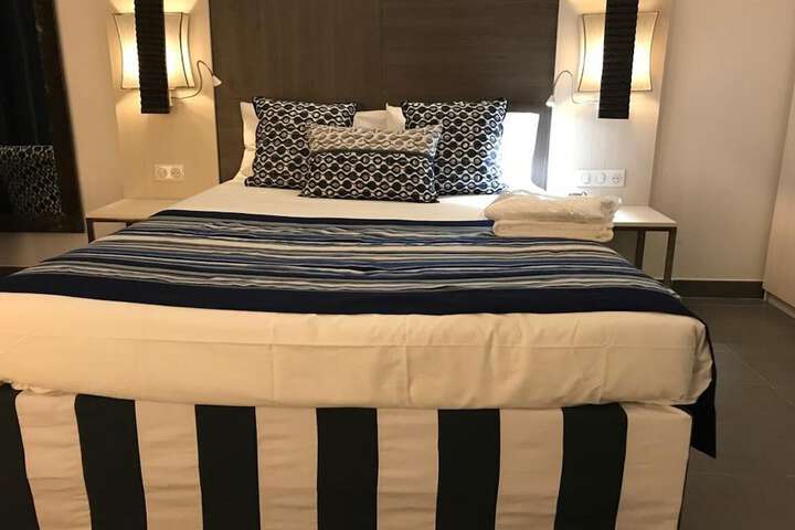 Room 27 of 100