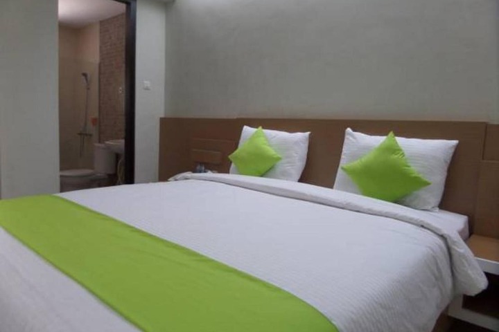 Room 12 of 25