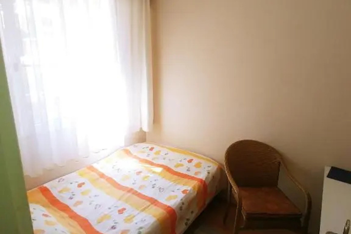 Room 5 of 12