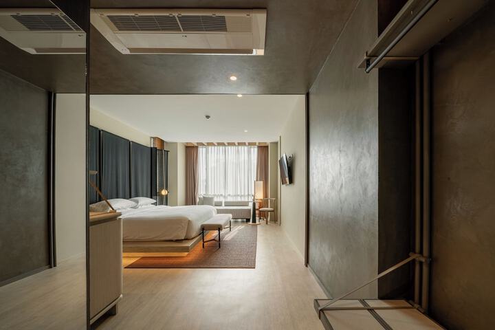 Room 42 of 111