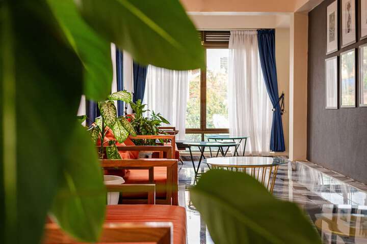 Lounge 50 of 69