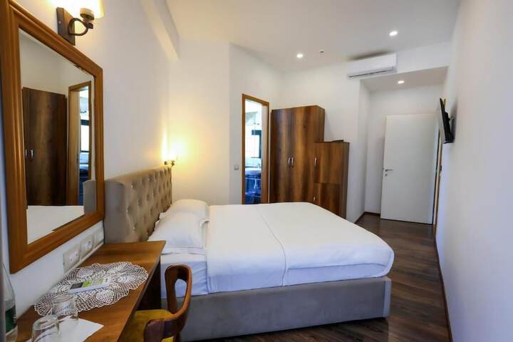 Room 5 of 114