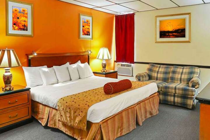 1 Queen Bed (5 of 13)