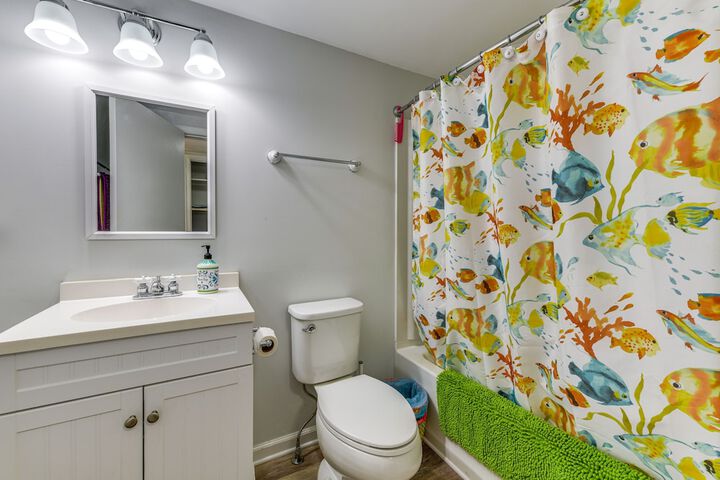 Adorable Cottage: Fire Pit Walk to Colonial Beach