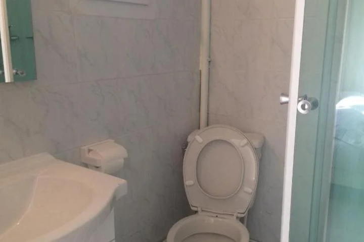 Room 9 of 16